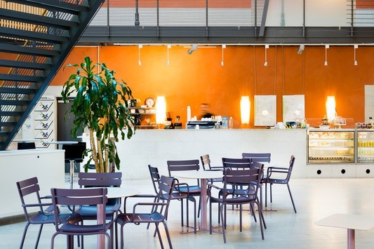 Kaffebar i fastigheten. En spontan mötesplats.